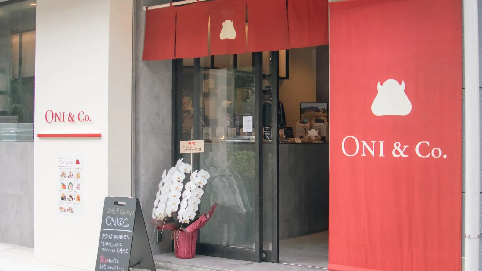 ONI&Co. Tokyo Lab.（初台）— 赤いのれんの店舗外観
